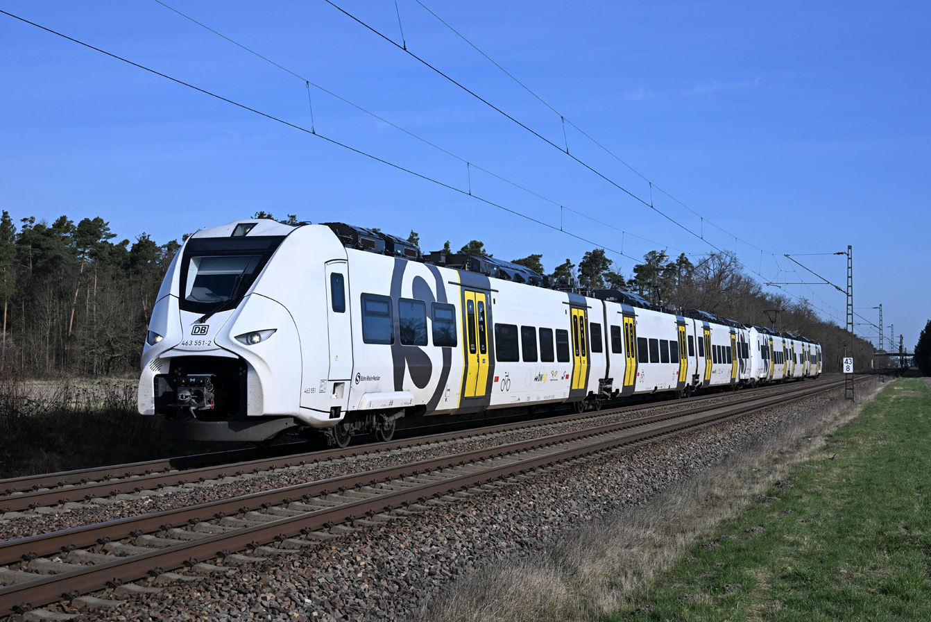463 051