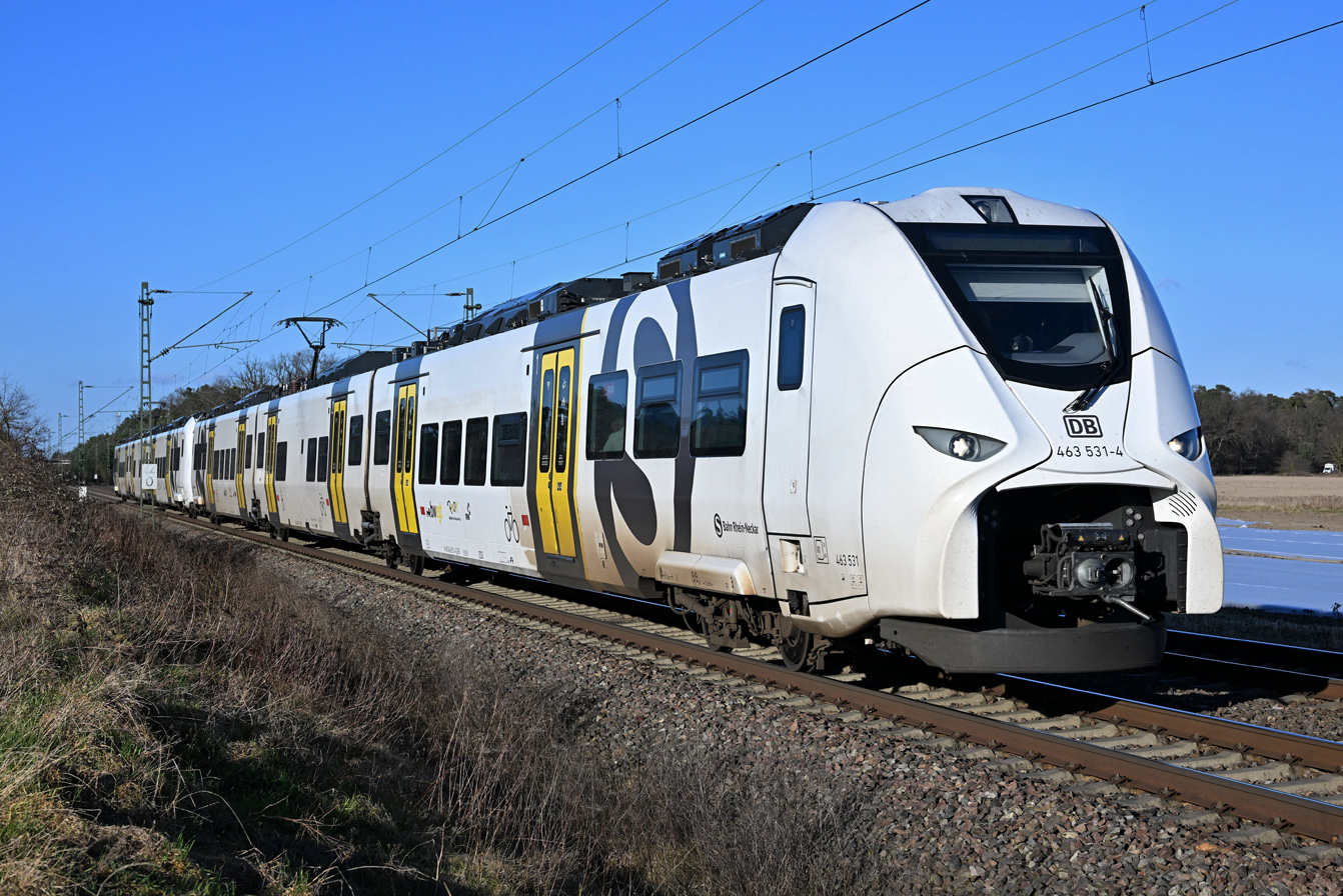 463 031