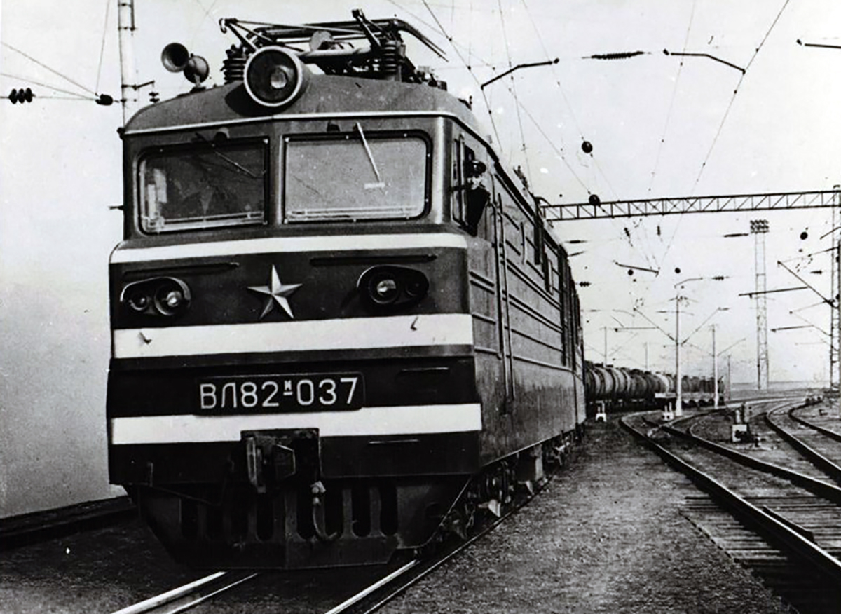 ВЛ82М-037