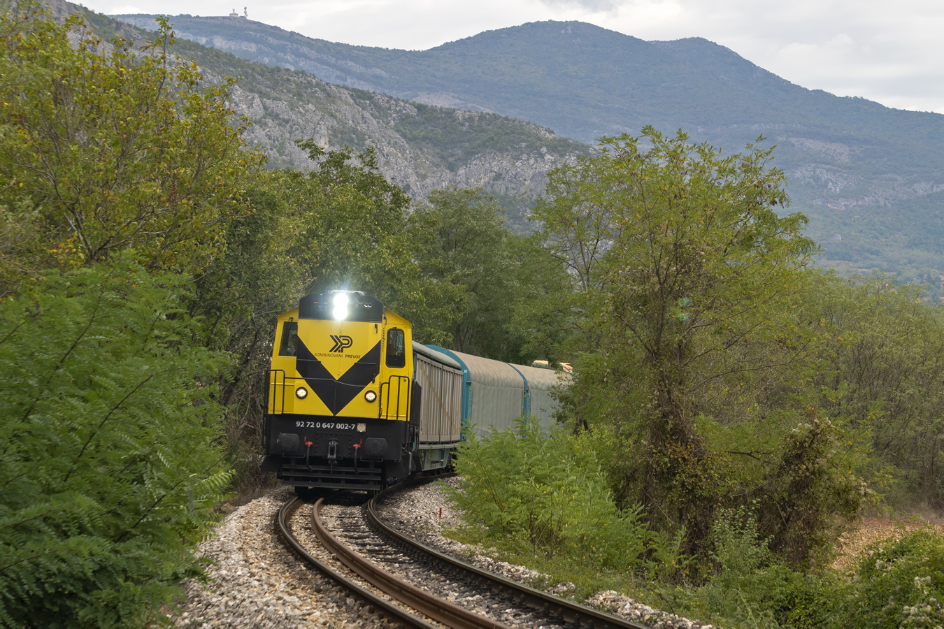 647 002