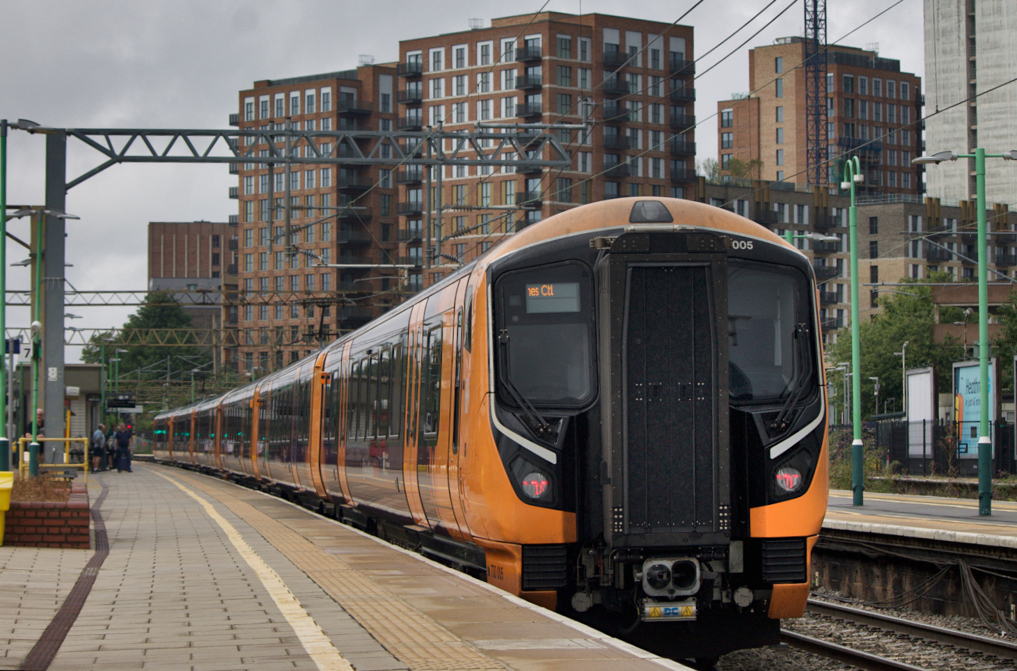 730005