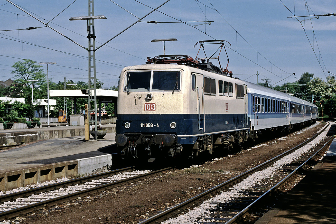 111 058-4