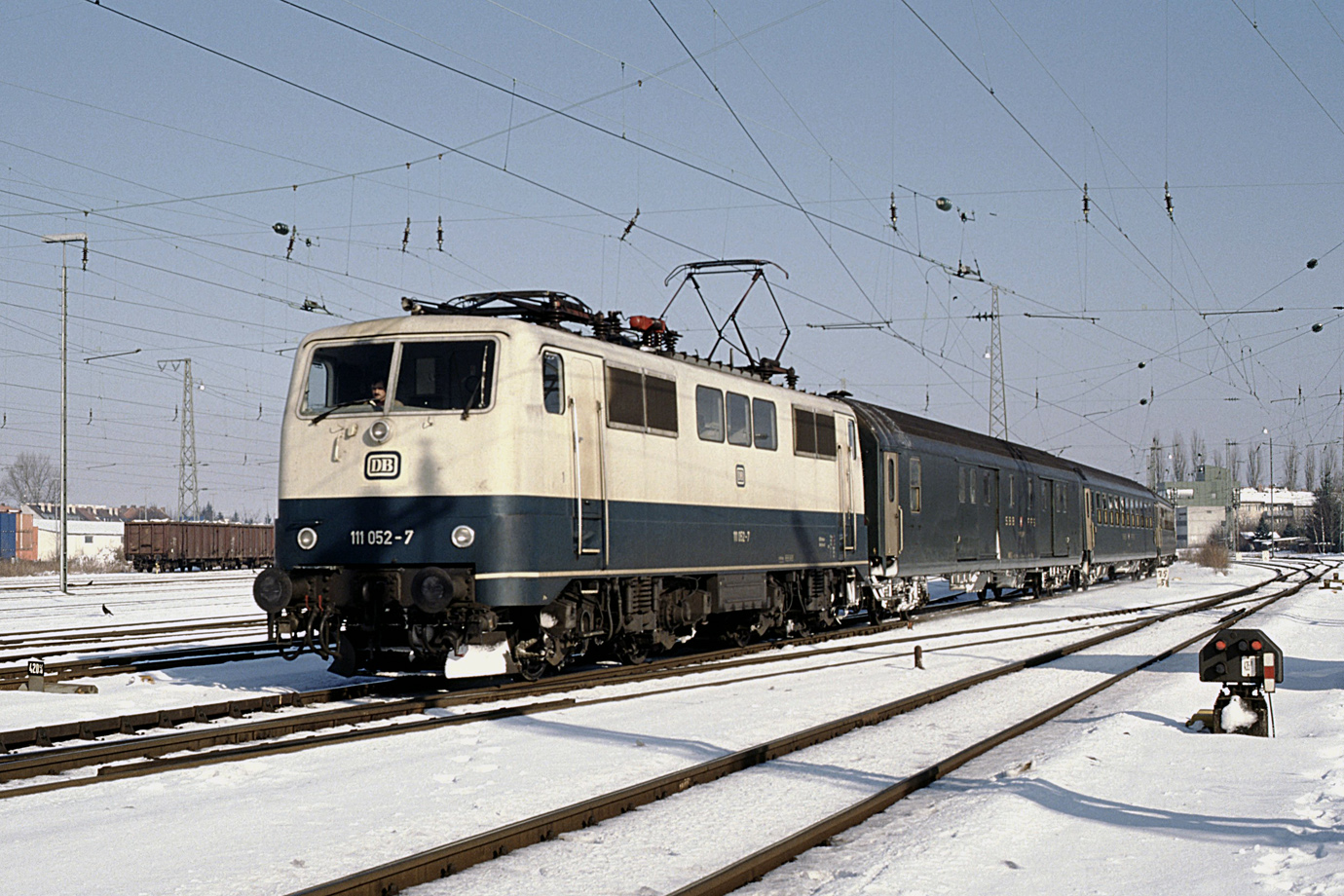 111 052-7