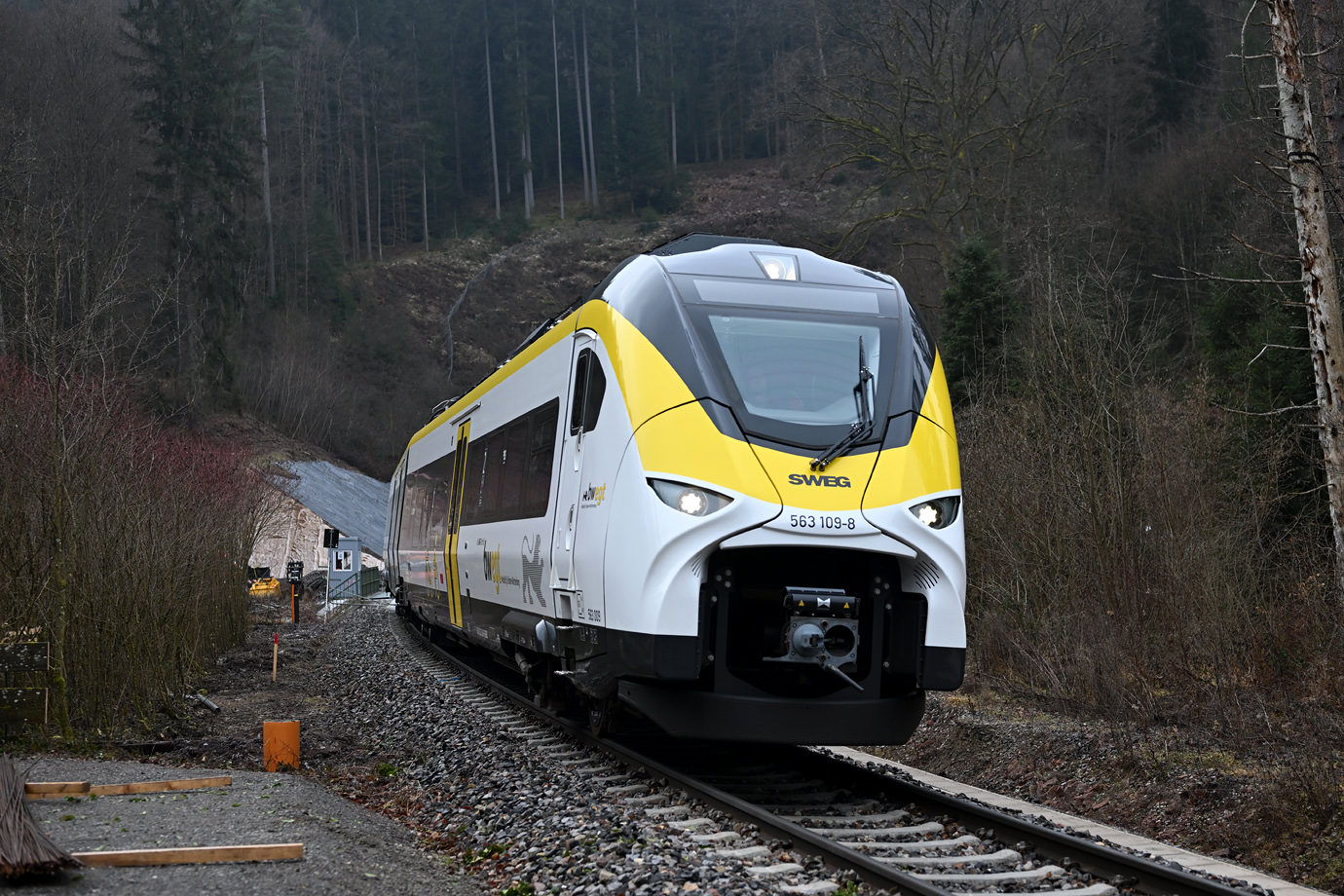 563 109
