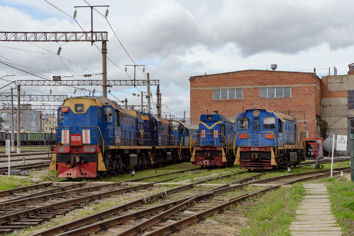 ТЭМ2У-8826; ТГМ6В-0228