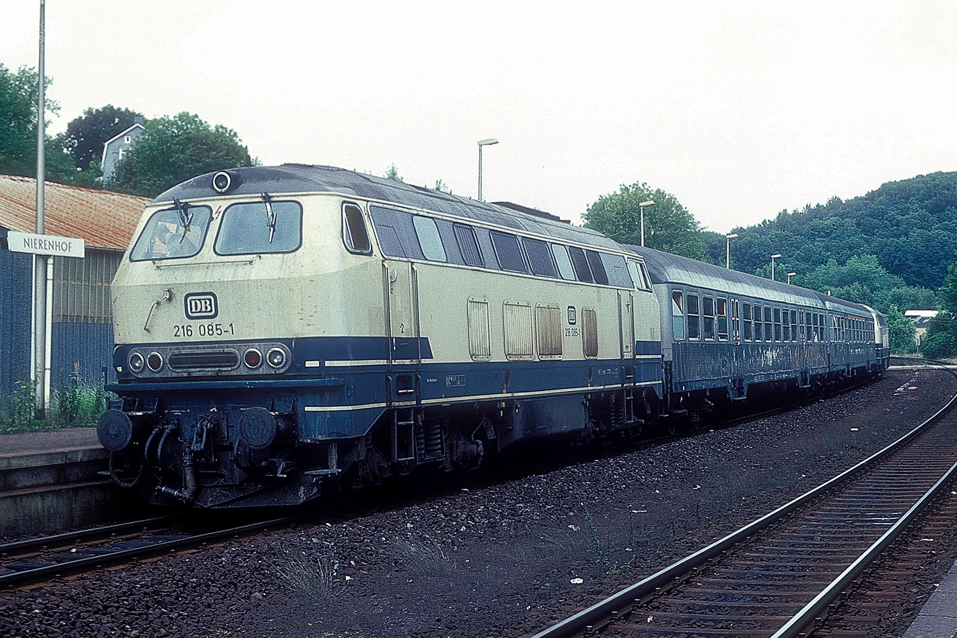 216 085-1
