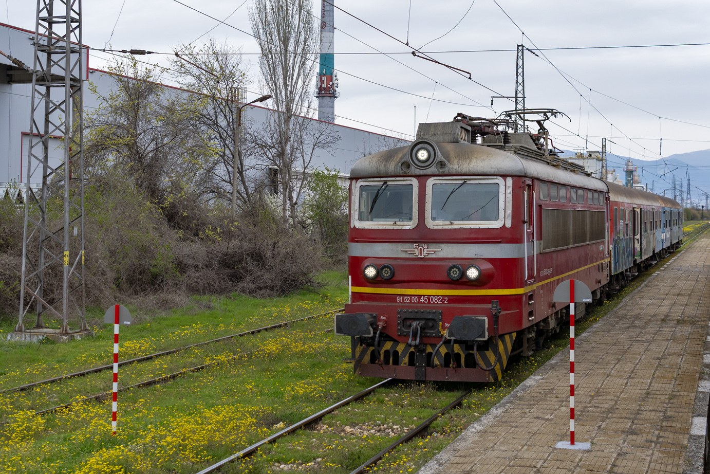 45 082