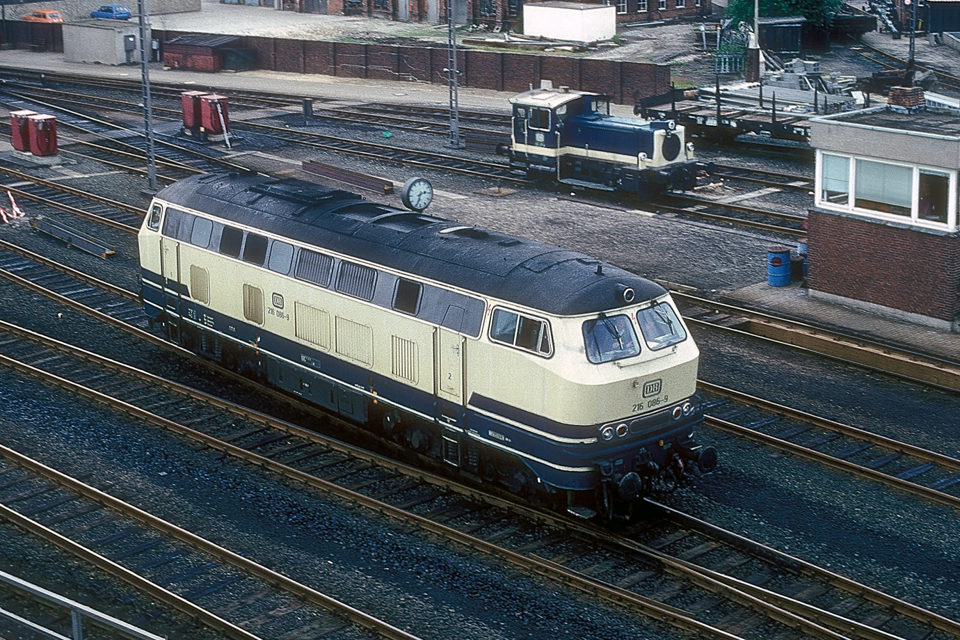 216 086-9