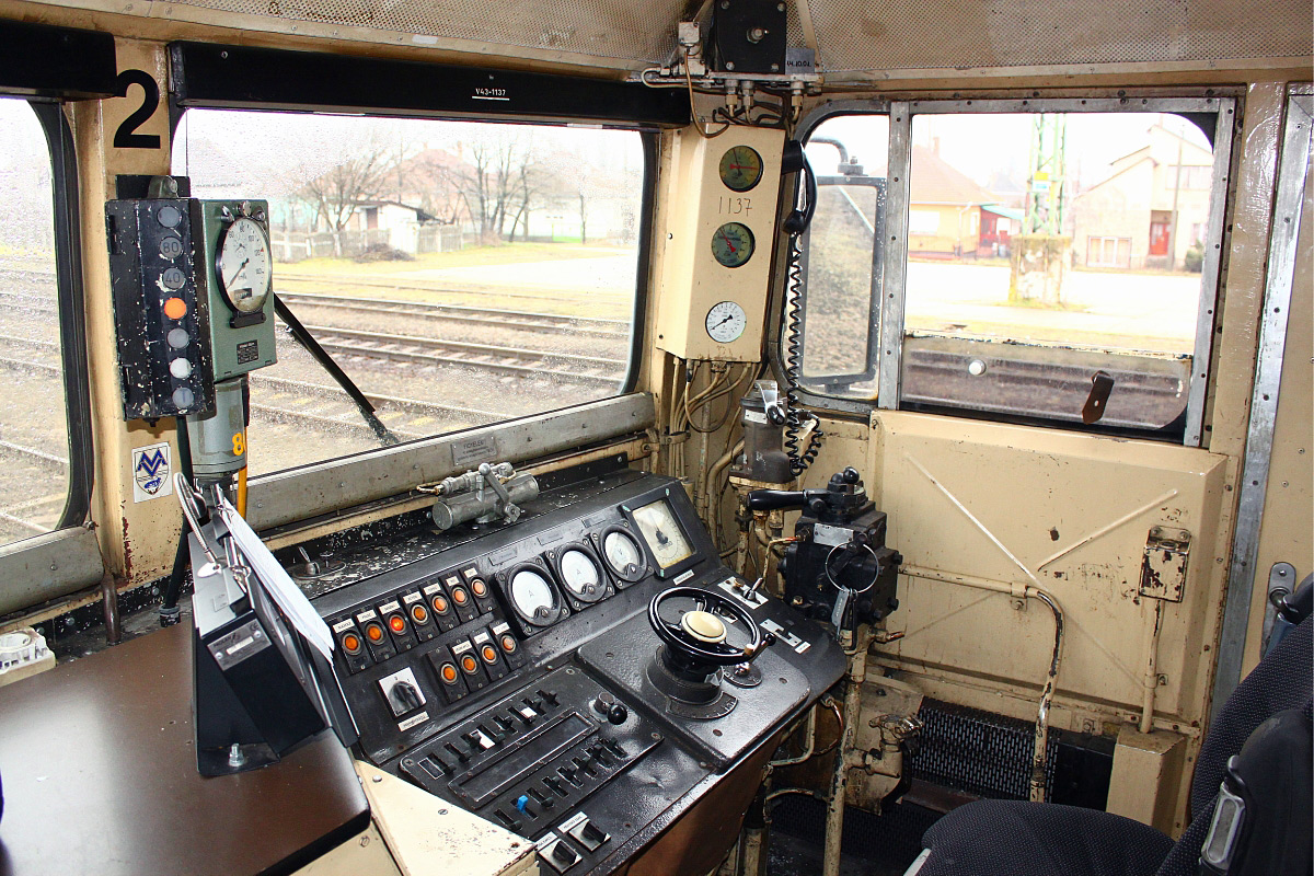 431 137