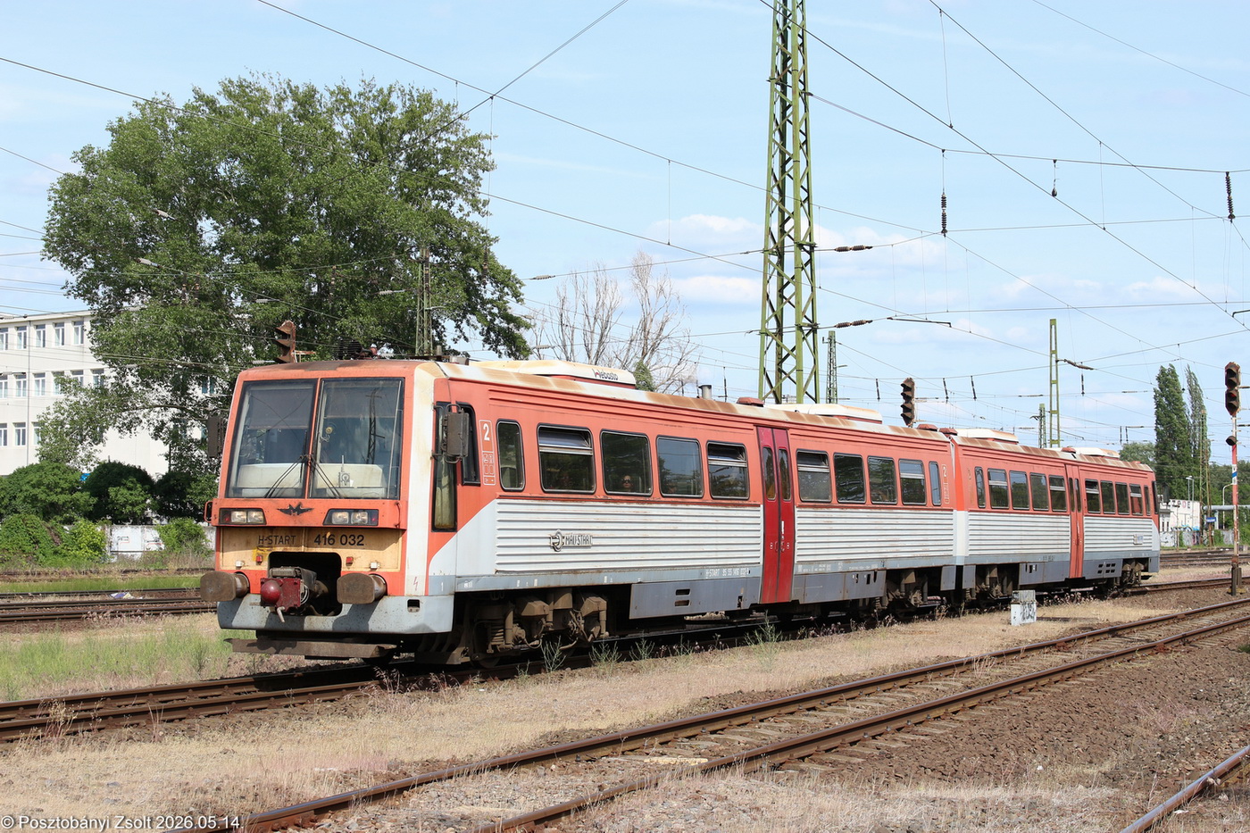 416 032