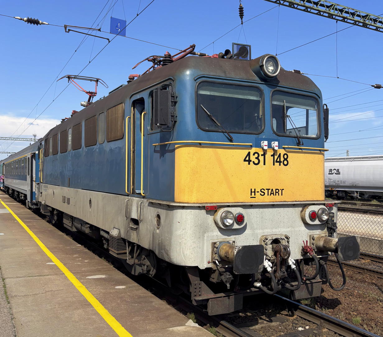 431 148