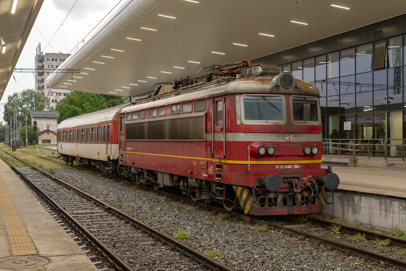 44 160