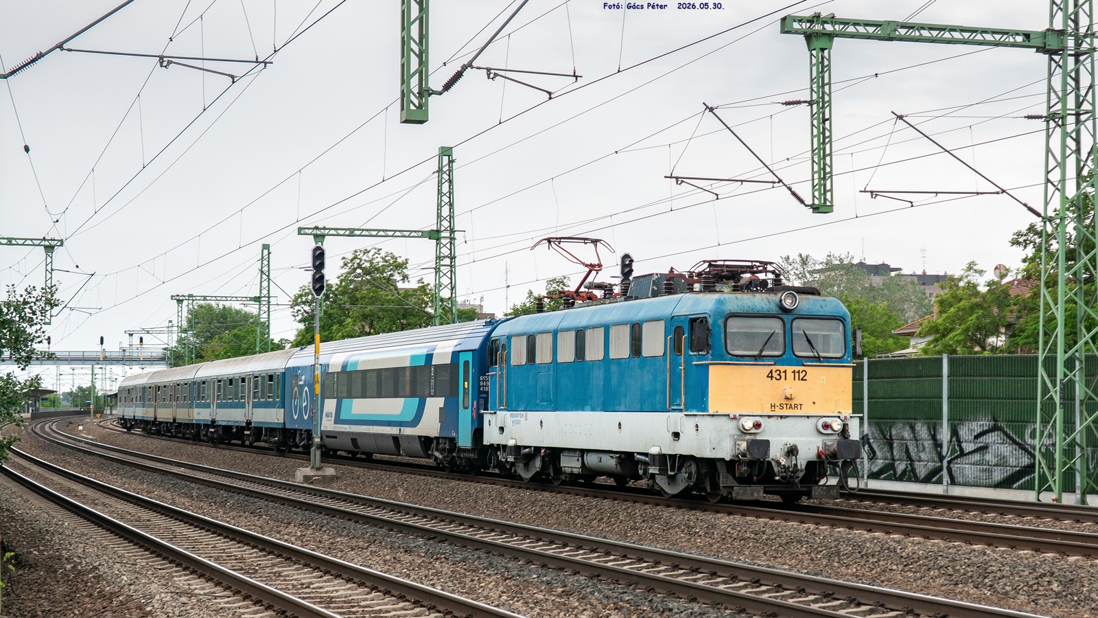 431 112