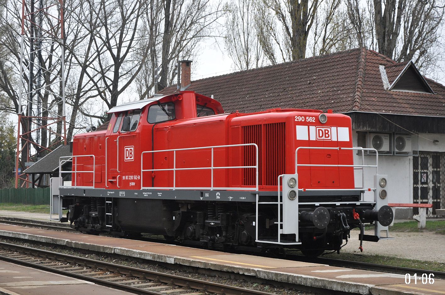 290 562