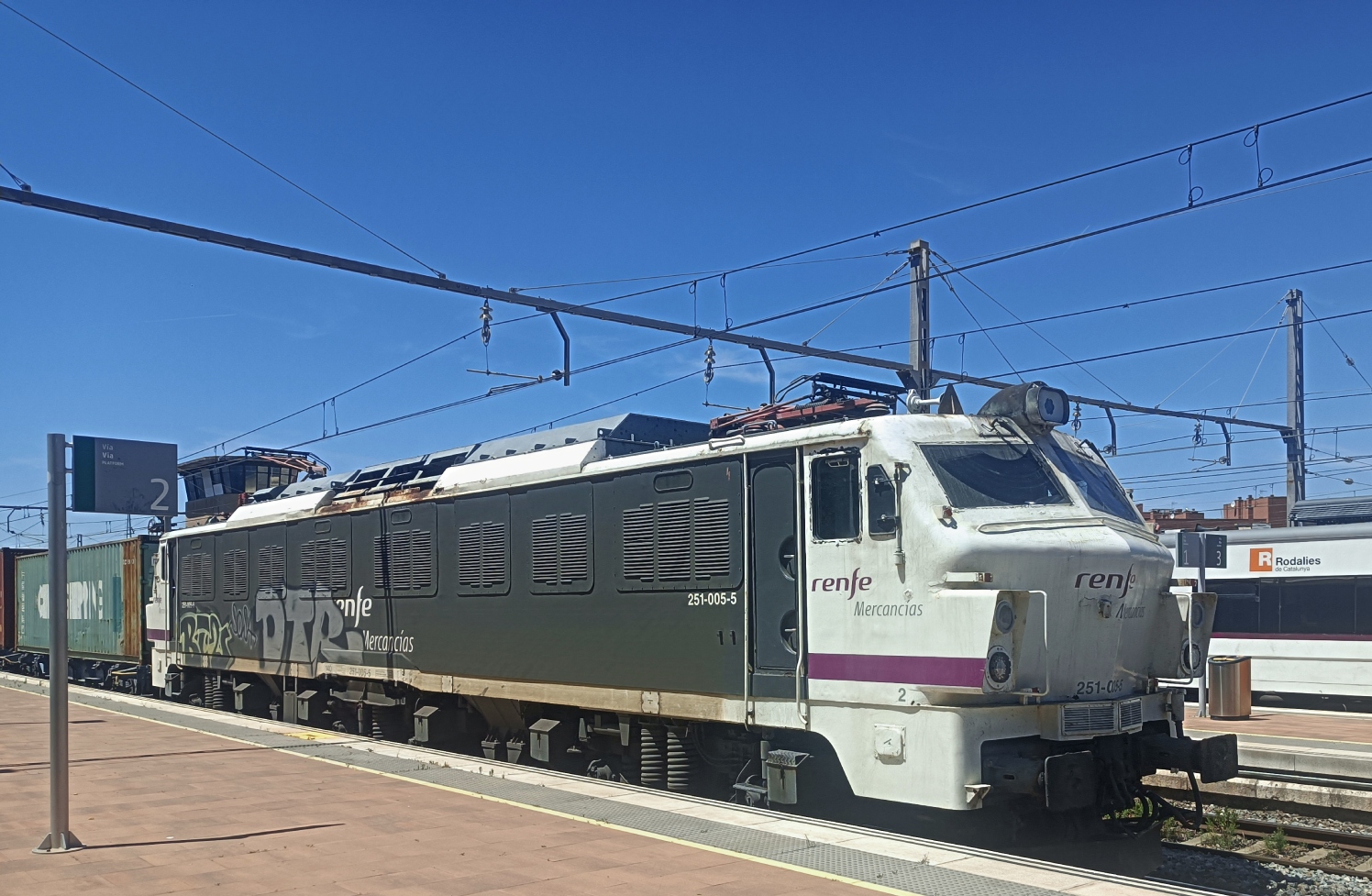 251 005