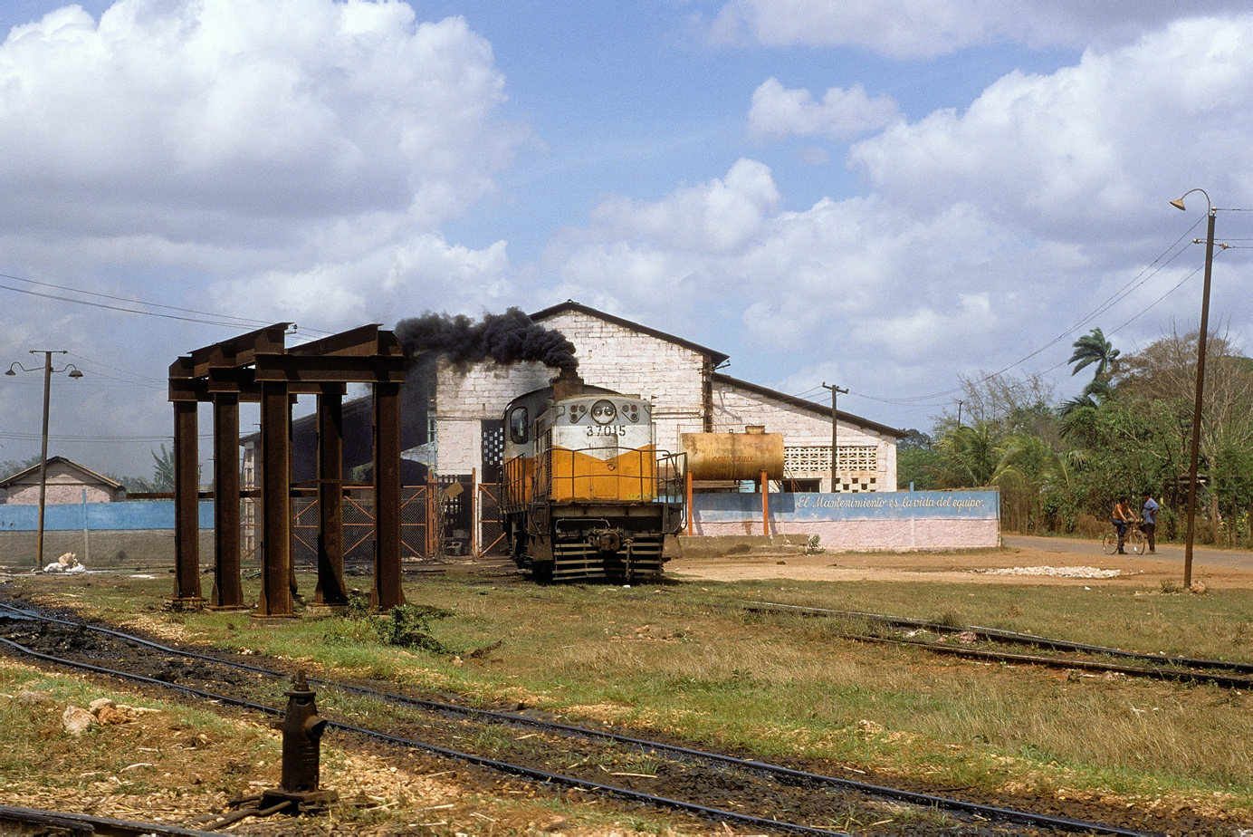 37015