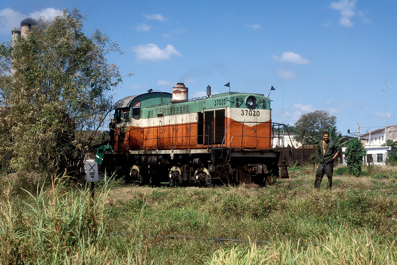 37020
