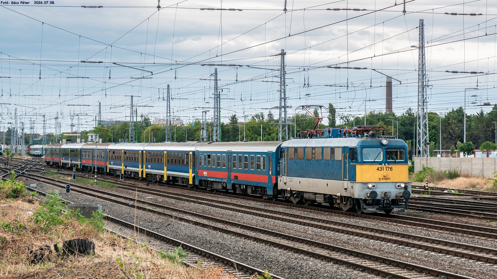 431 176