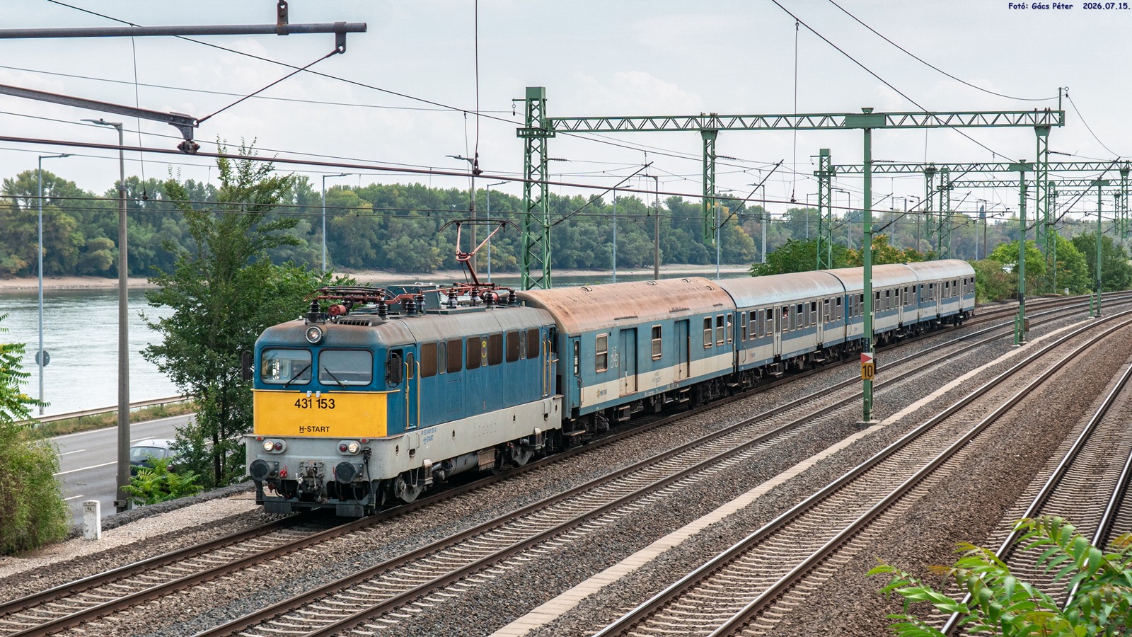 431 153