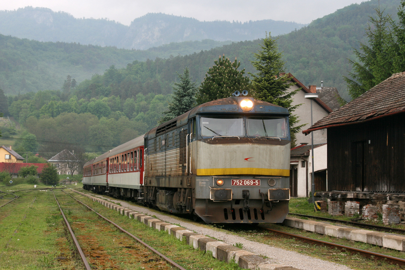 752 069-5