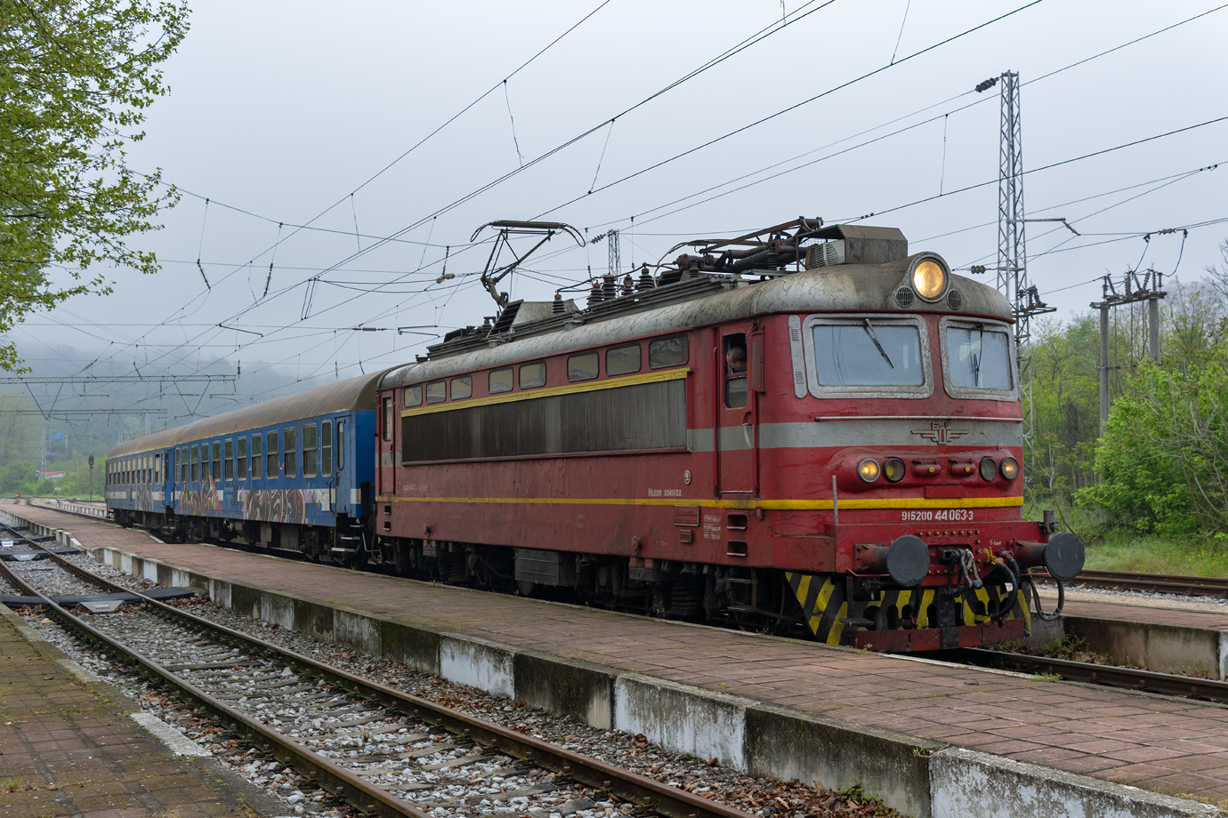 44 063