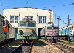 ВЛ8М-1215 (ФГУП "Железные дороги Новороссии"); ВЛ10У-077 (ФГУП "Железные дороги Новороссии"); ВЛ10-1409 (ФГУП "Железные дороги Новороссии"); ВЛ10У-096 (ФГУП "Железные дороги Новороссии"); ВЛ8М-1002 (ФГУП "Железные дороги Новороссии")