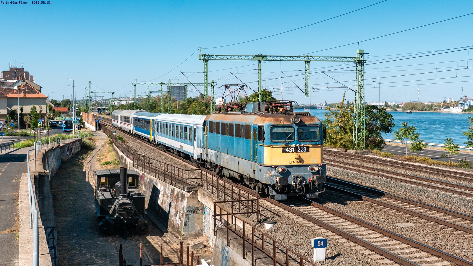 431 223