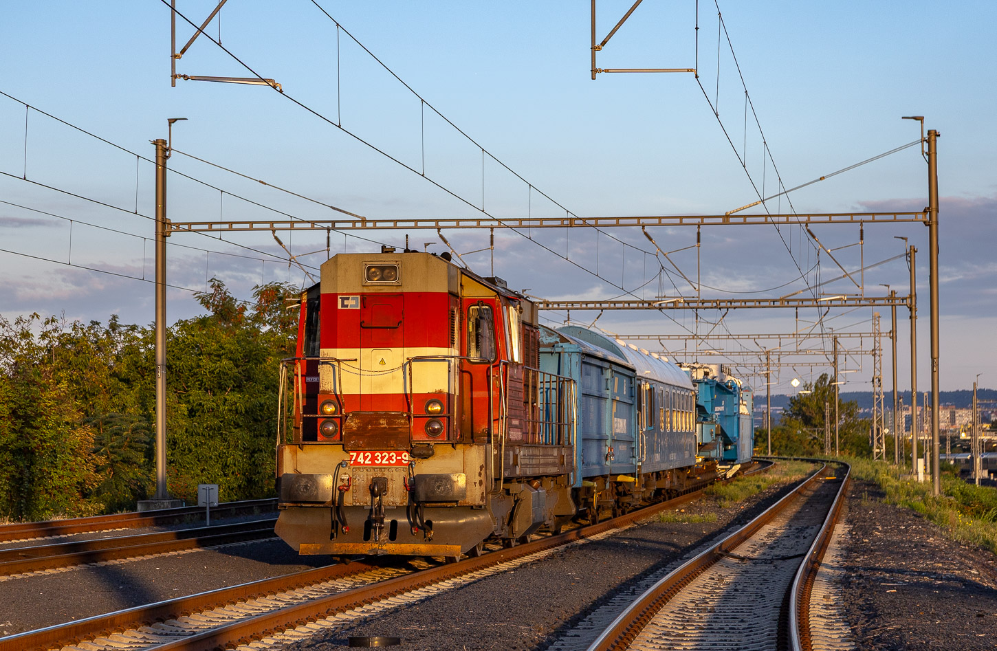 742 323-9
