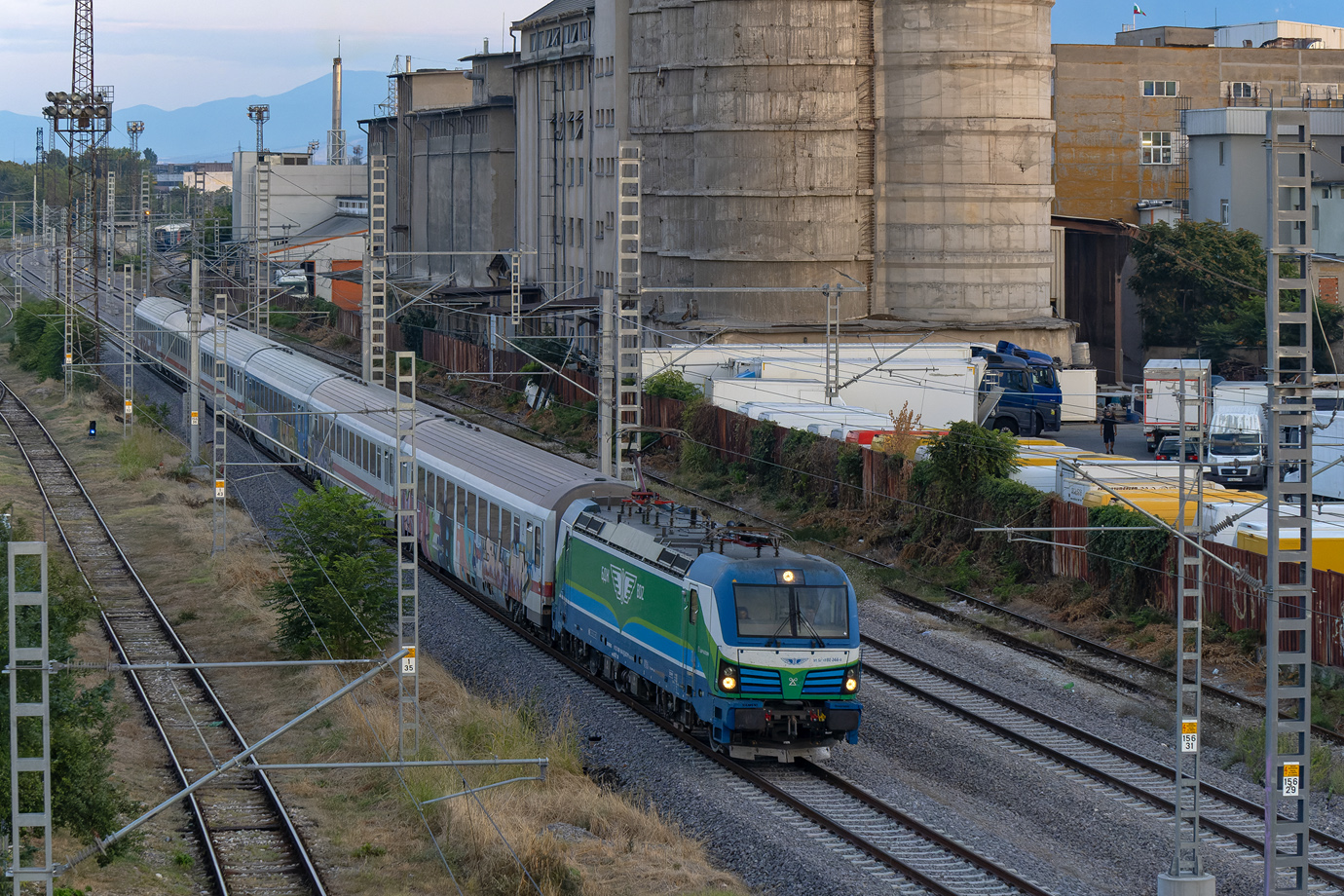 80 044