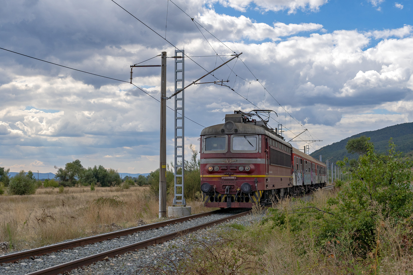 44 098