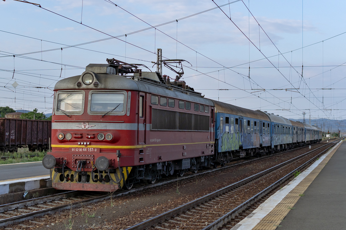 44 157