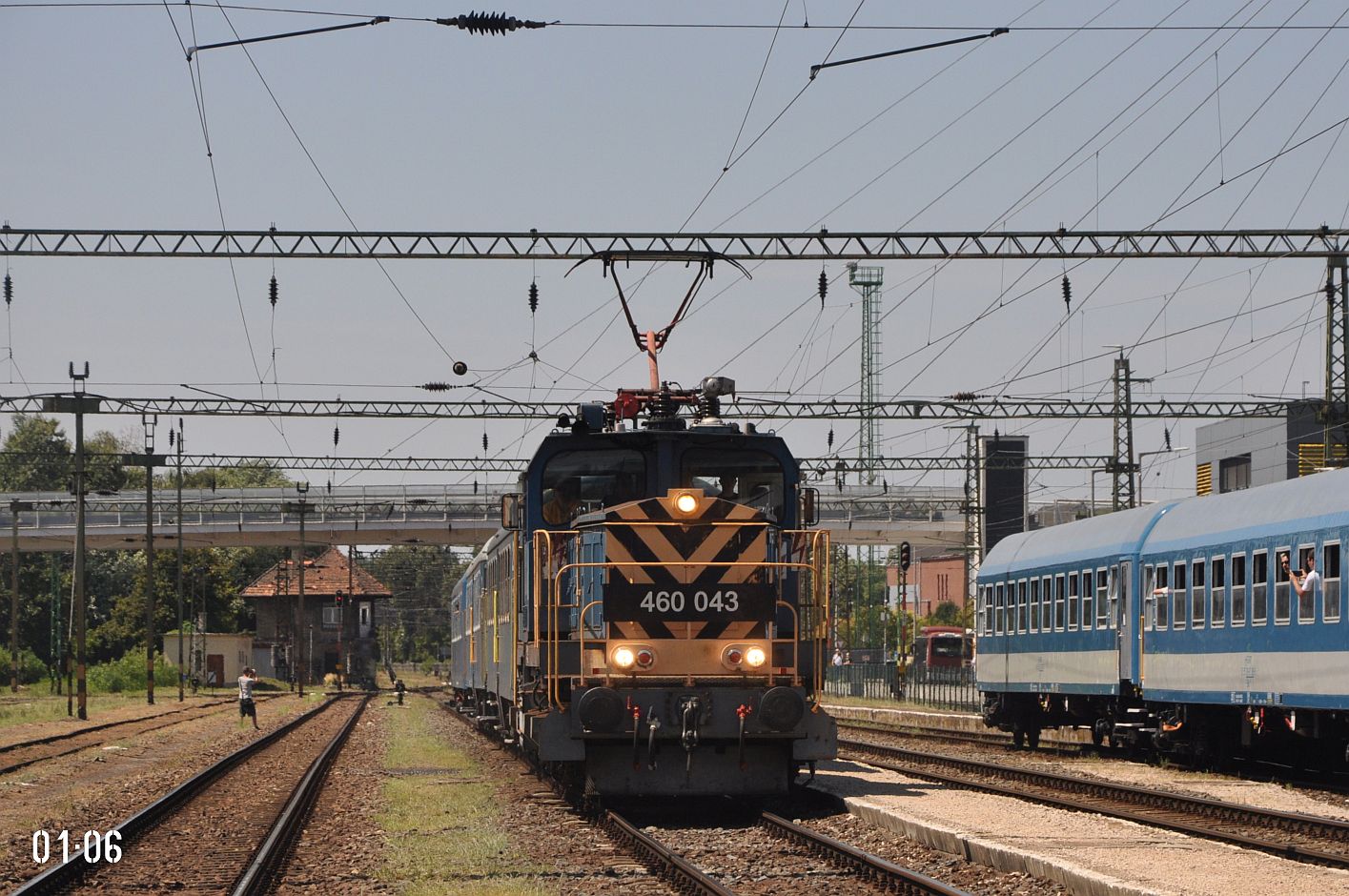 460 043