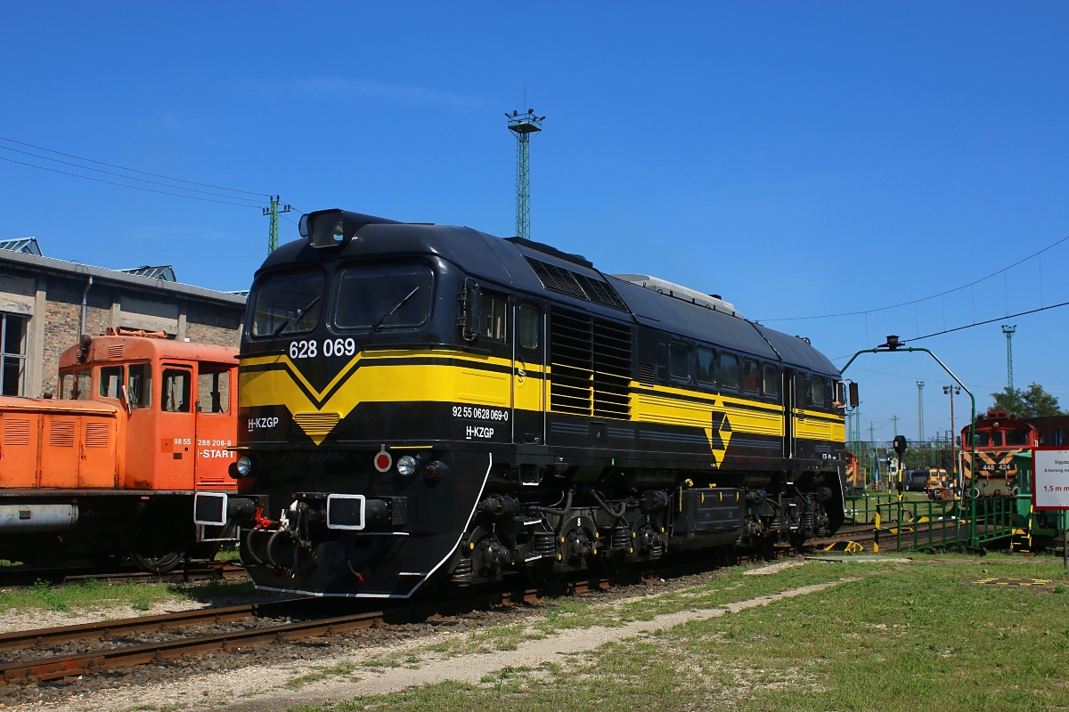 628 069