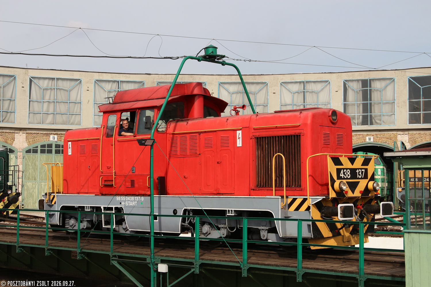 438 137
