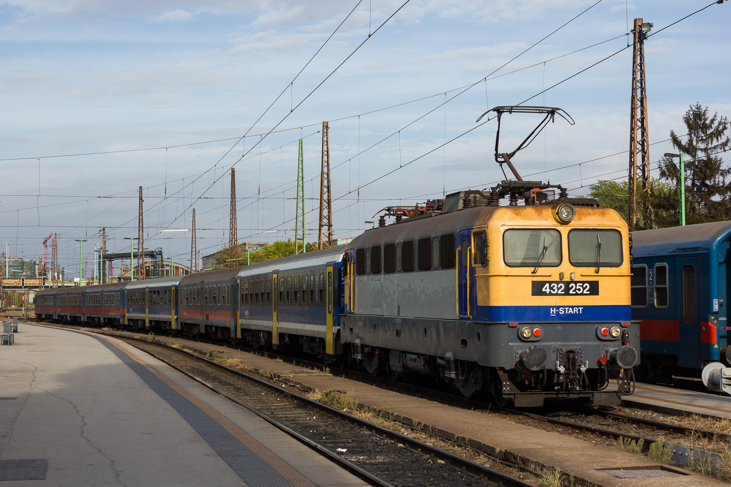 432 252