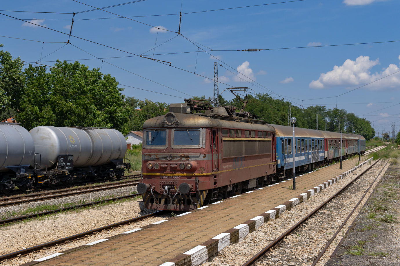 44 061